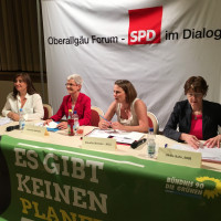 von links Ekin Deligöz, MdB (Bündnis 90/Die Grünen); Susanne Hofmann; Claudia Weixler, Geschäftsführerin der Gewerkschaft Nahrung-Genuss-Gaststätten; Ulrike Bahr, MdB (SPD)